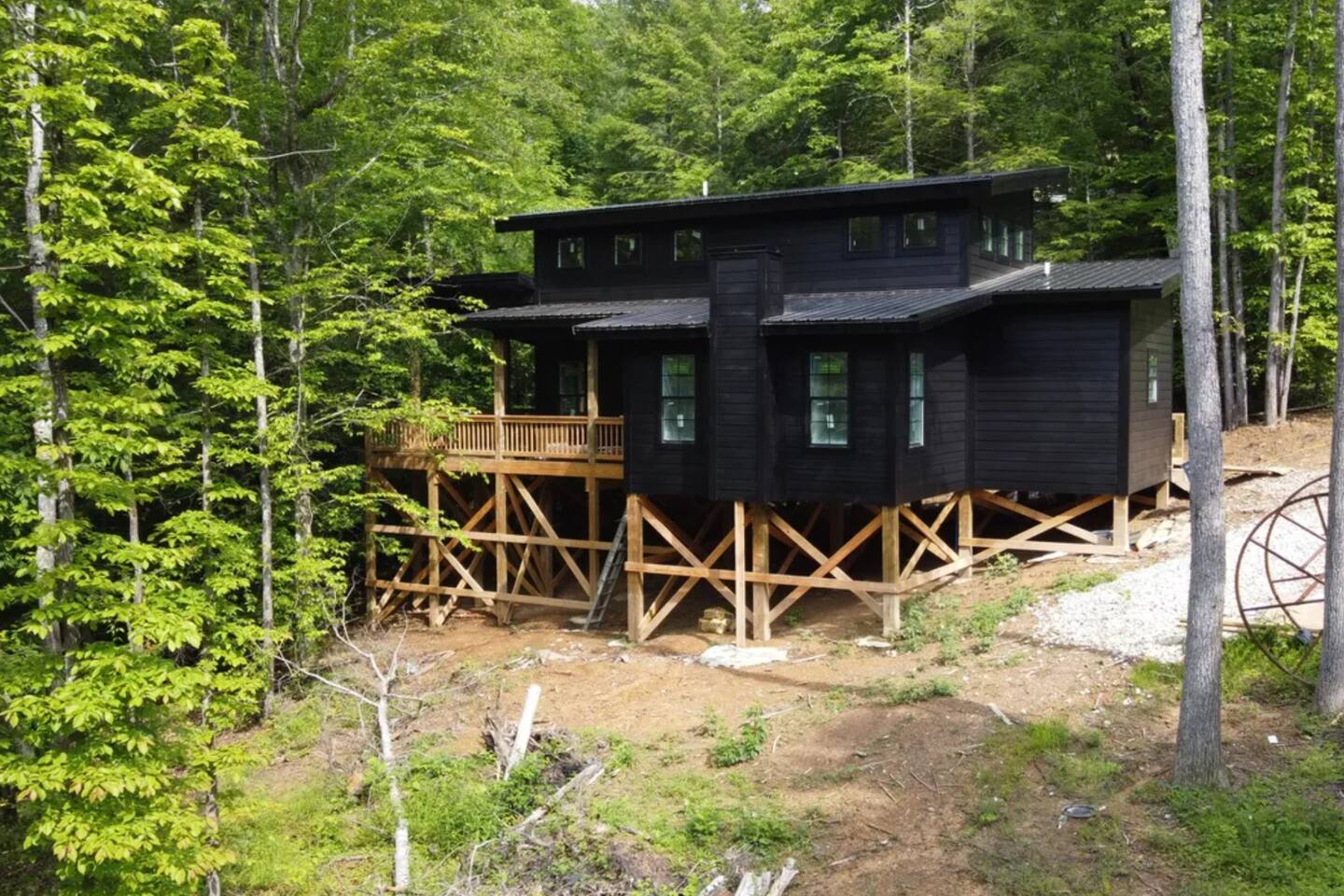 Stylish Woodland Cabin w/ Sauna & Hot Tub