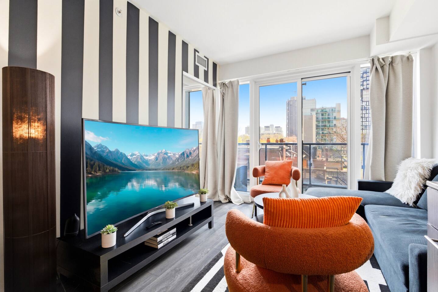 Vibrant Vista | 5 Mins to Dundas Square