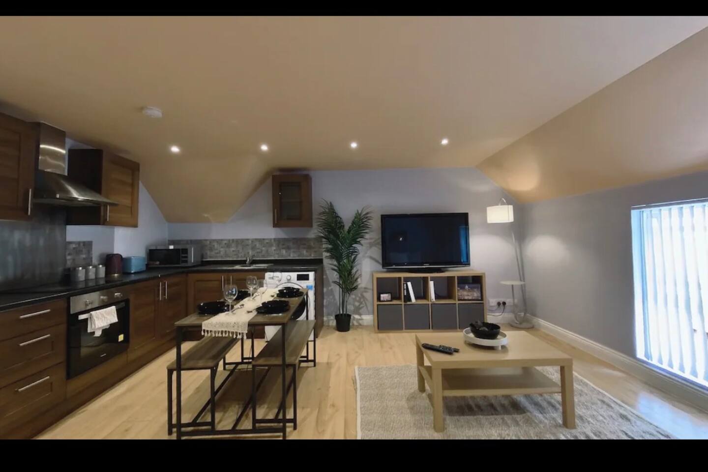 2BR Apartment in B’ham Central|Free Parking & WiFi