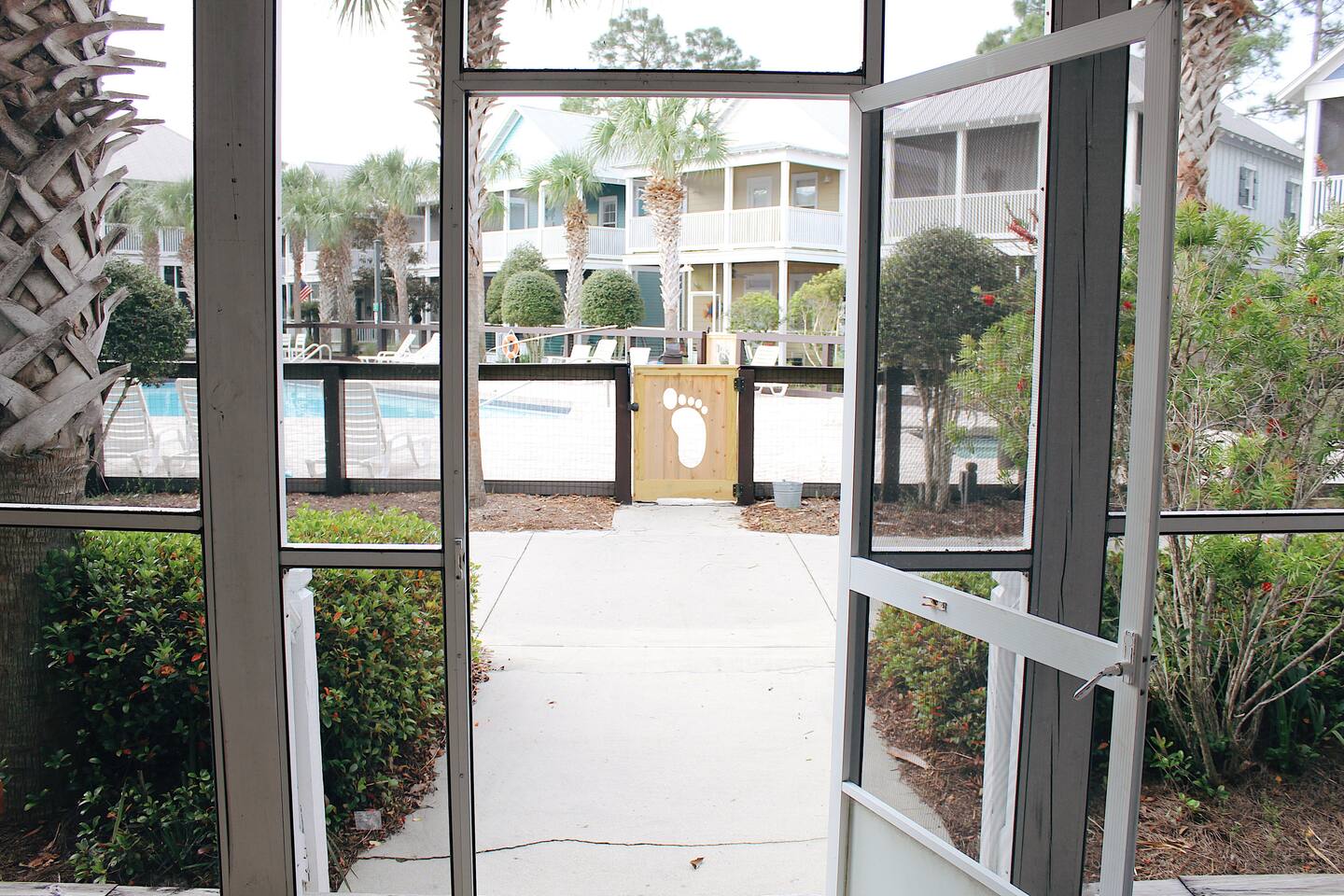 2 mins to beach, Poolside + Hot Tub, Fully Stocked