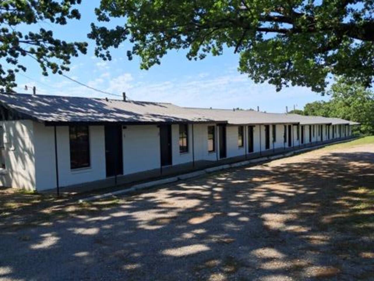 Near Lake Tenkiller | Free Parking | Store