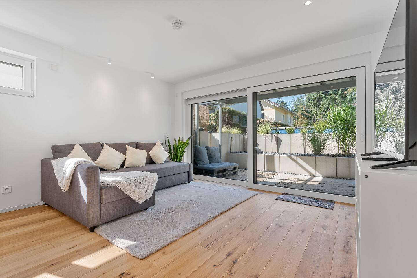 Design Suite with Terrace & Parking | Böblingen