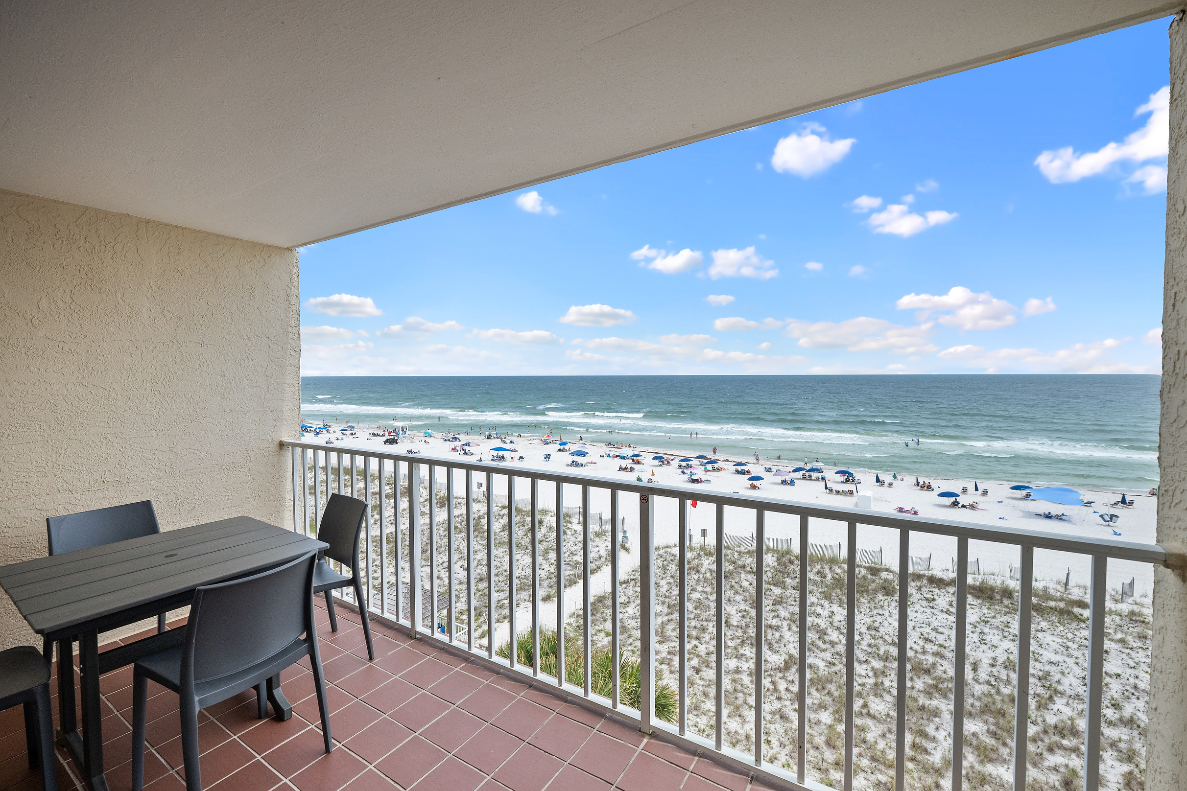 Gulf Front View + Beach Service + Pool + King Bed