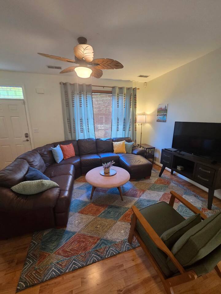 Convenient Townhome – 5 Miles to UK & Hospitals