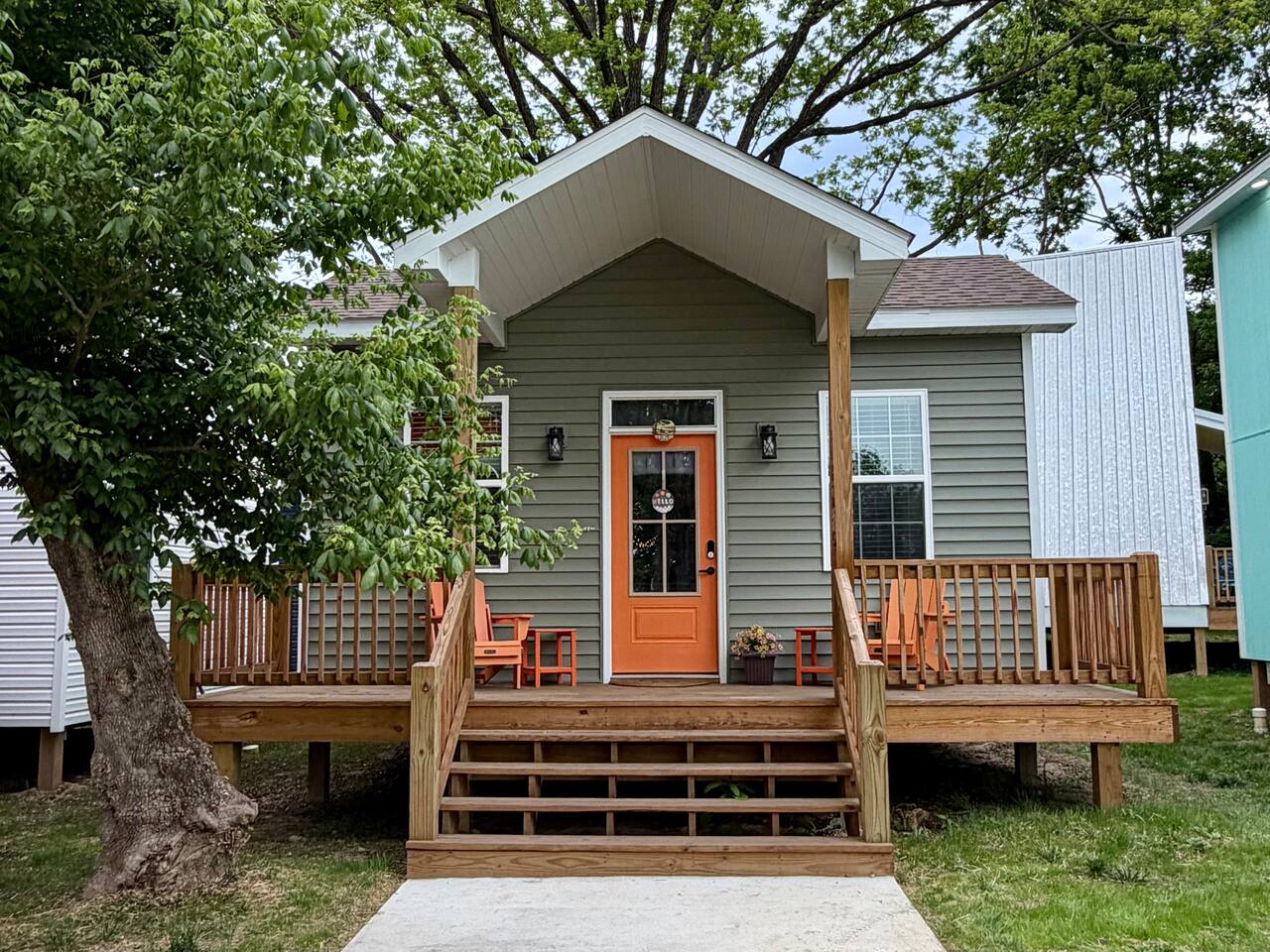 Vibrant Tiny Home Retreat | Creek & Fire Pit