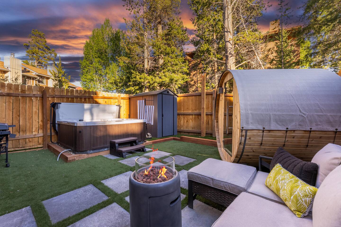 Lakeside, Rec Paths, Private Hot Tub & Sauna, Dogs