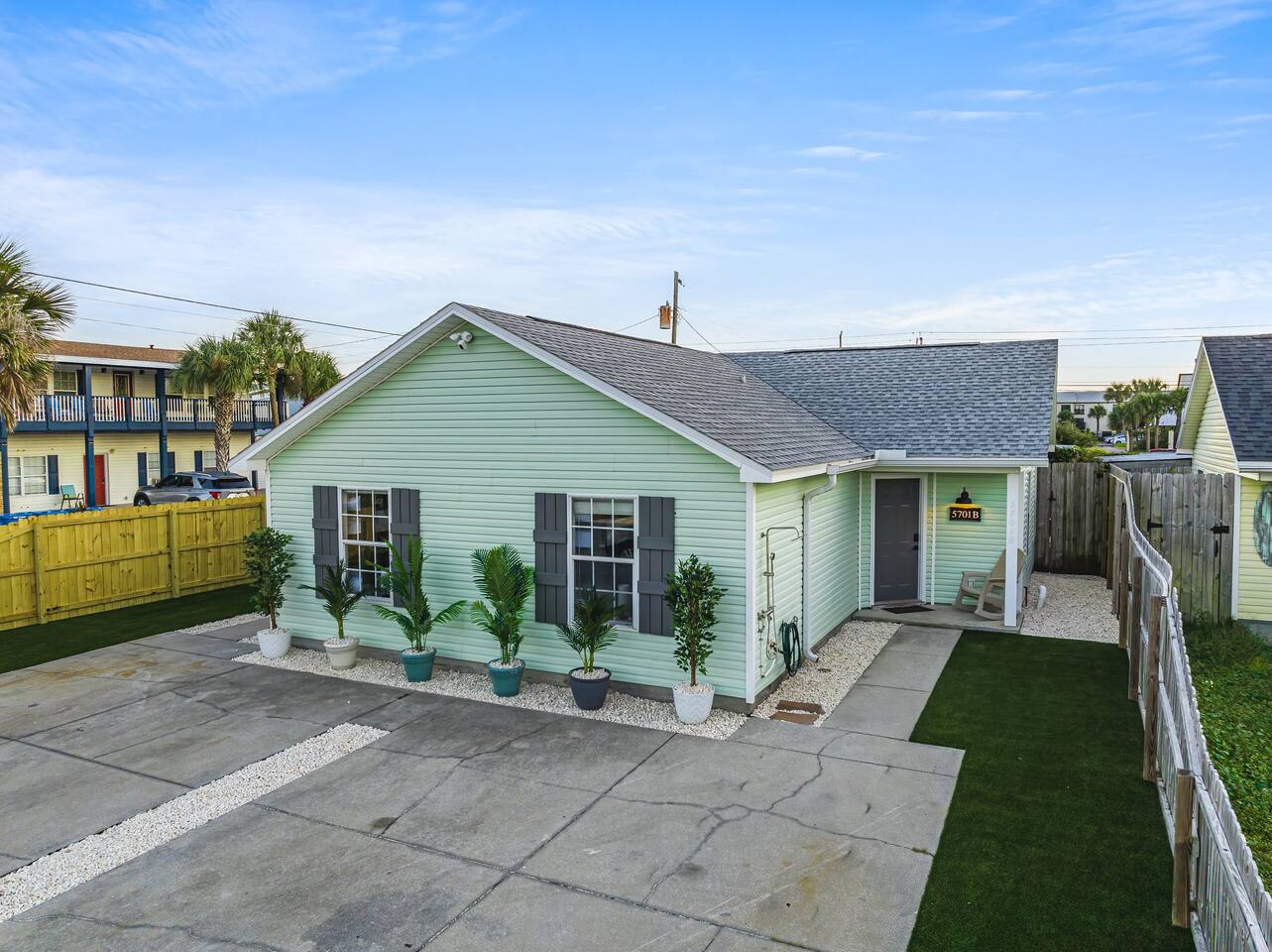 2 Bungalows! - King Beds - Walk2Beach - Pets OK