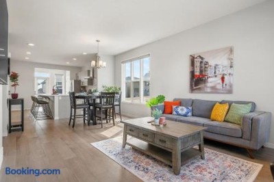 The Emerald - Calgary North West Short Term Rental - 3BR with King Beds, Banff Pass, AC