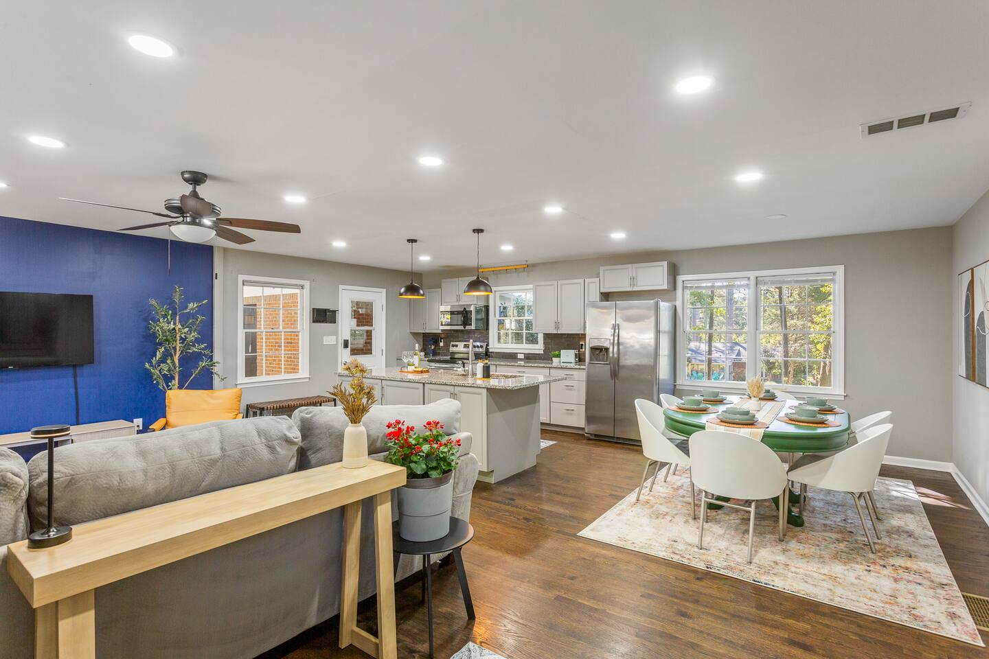 Spacious Pet Friendly Backyard 3 Min to DT Tucker