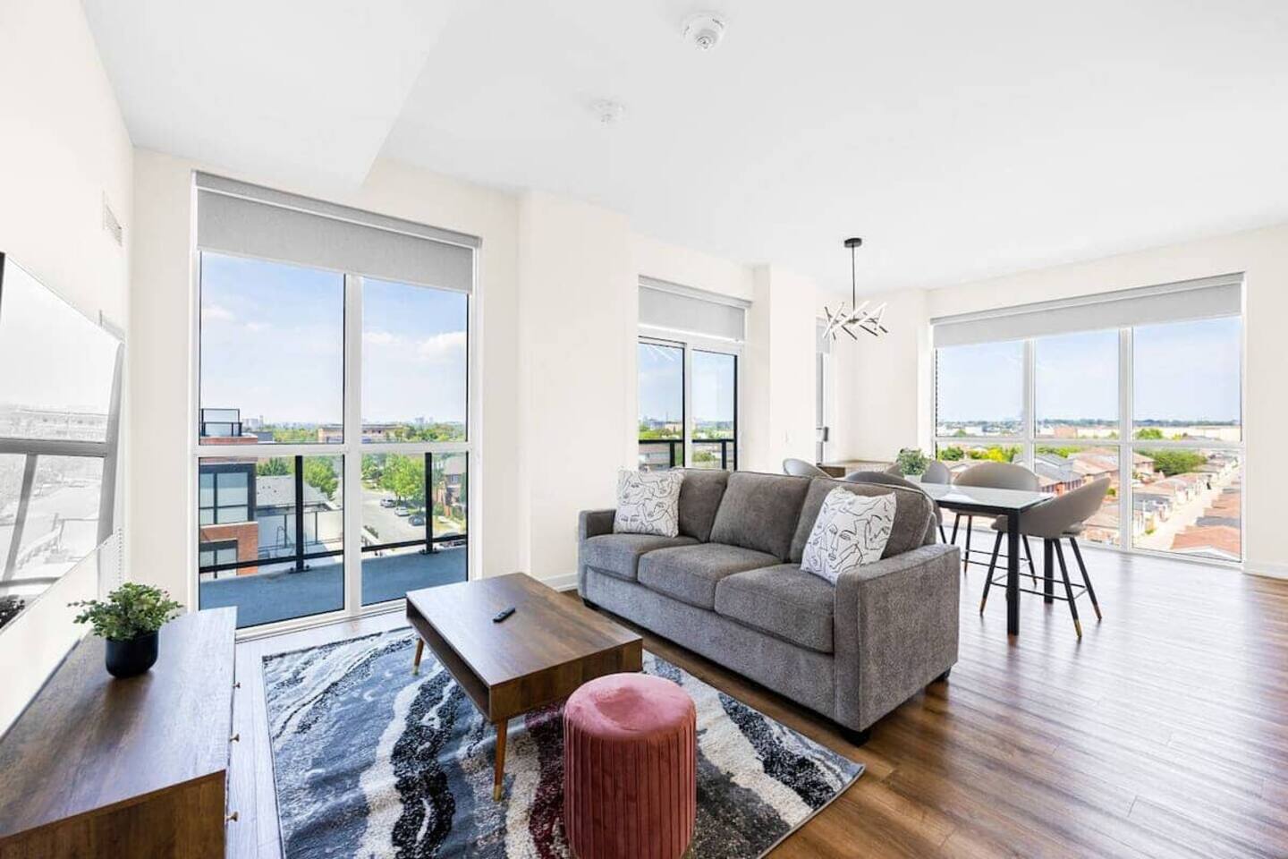 Bright 4BR Loft with City Outlook