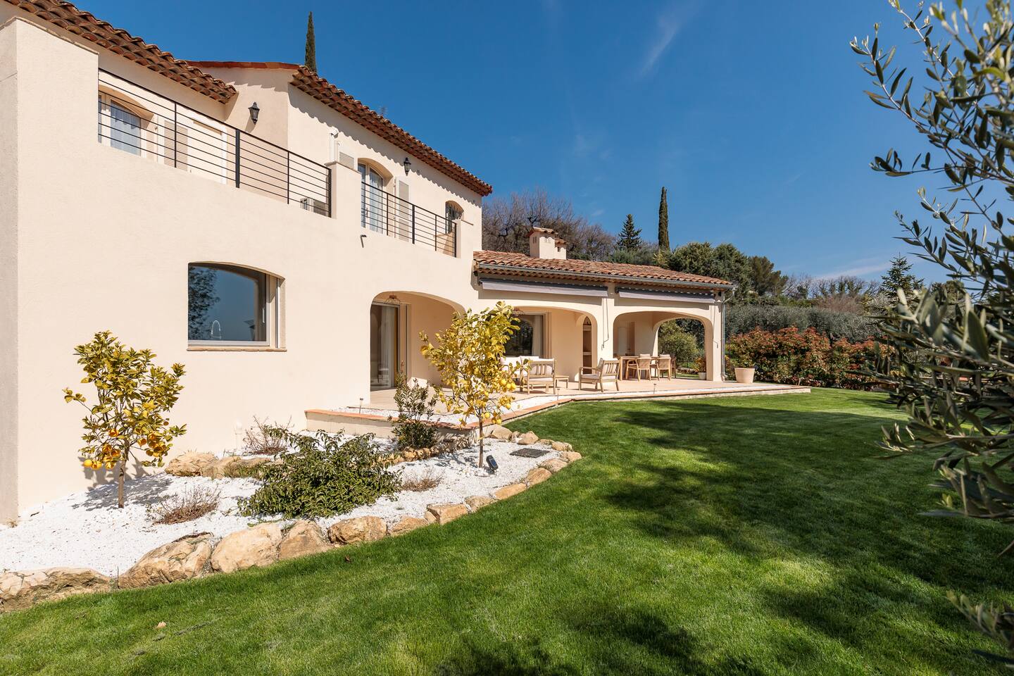 Stunning Villa 190m² with Pool - Le Rouret · 9