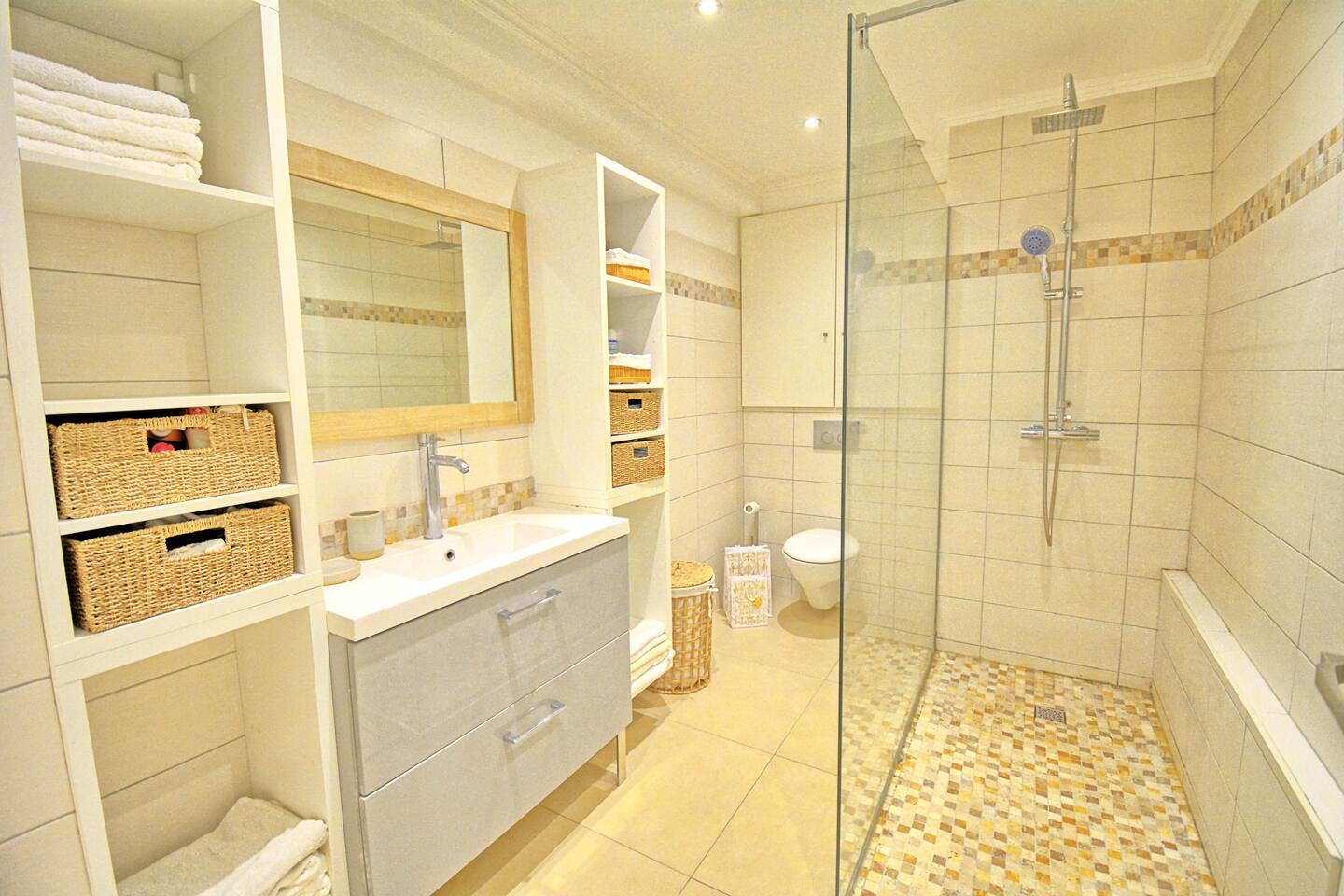 Luxury T2, Private Garden & Beach Walking Distance + Parking · 11