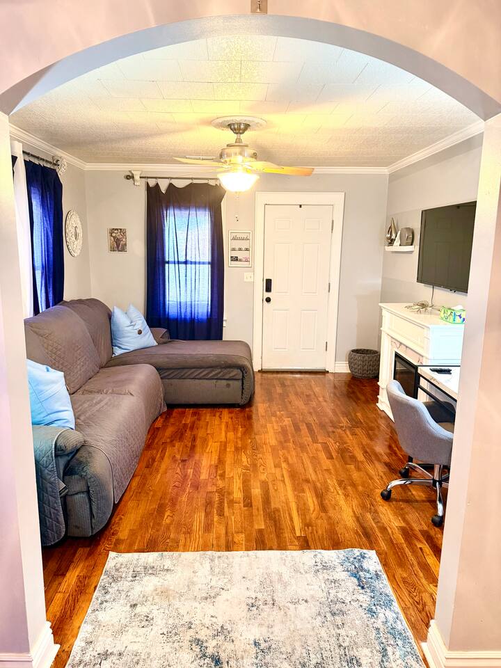 Charming Cedar Place - Downtown area