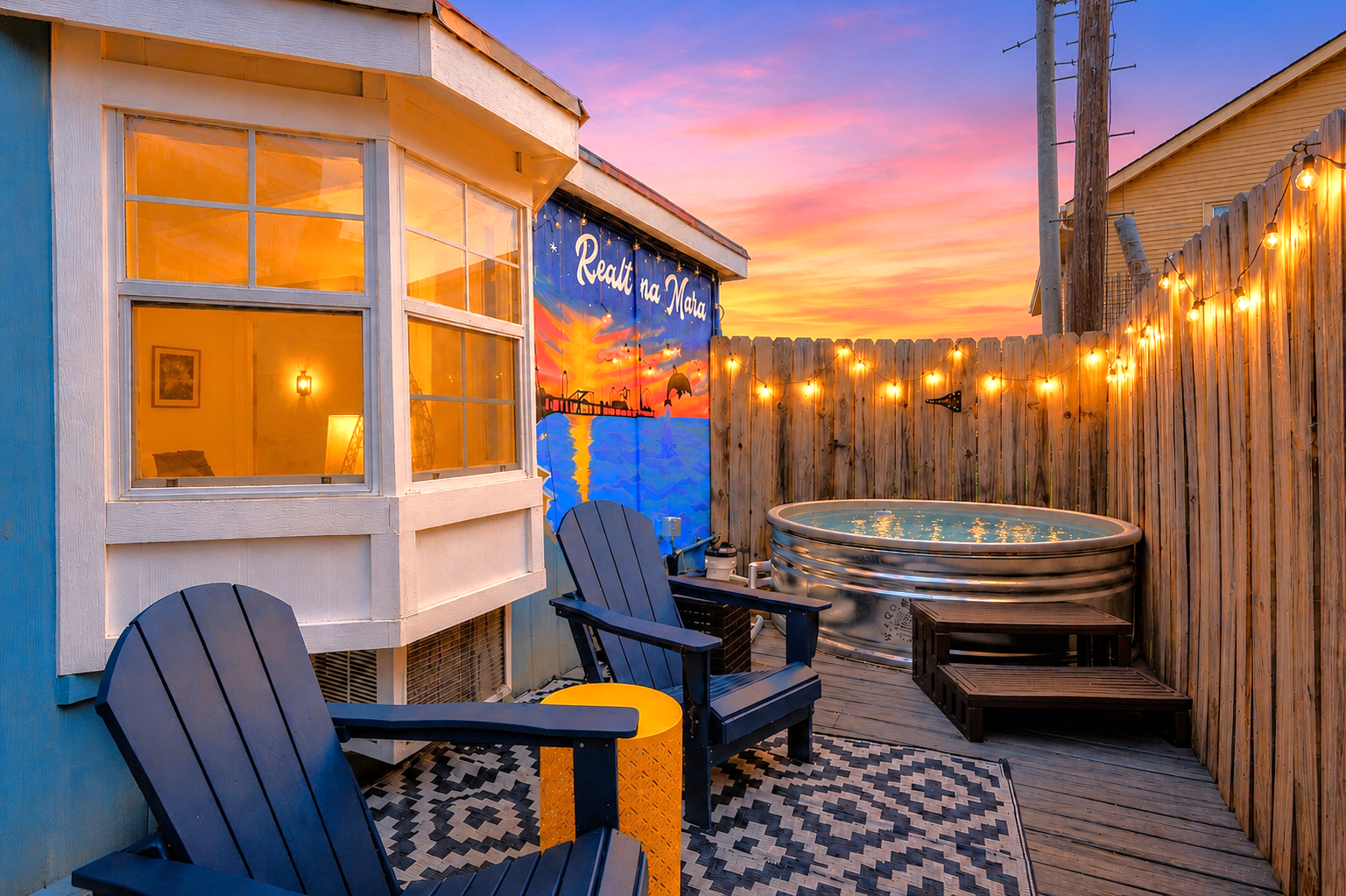 Cowboy Pool • Steps to Beach! • King Bed + Parking