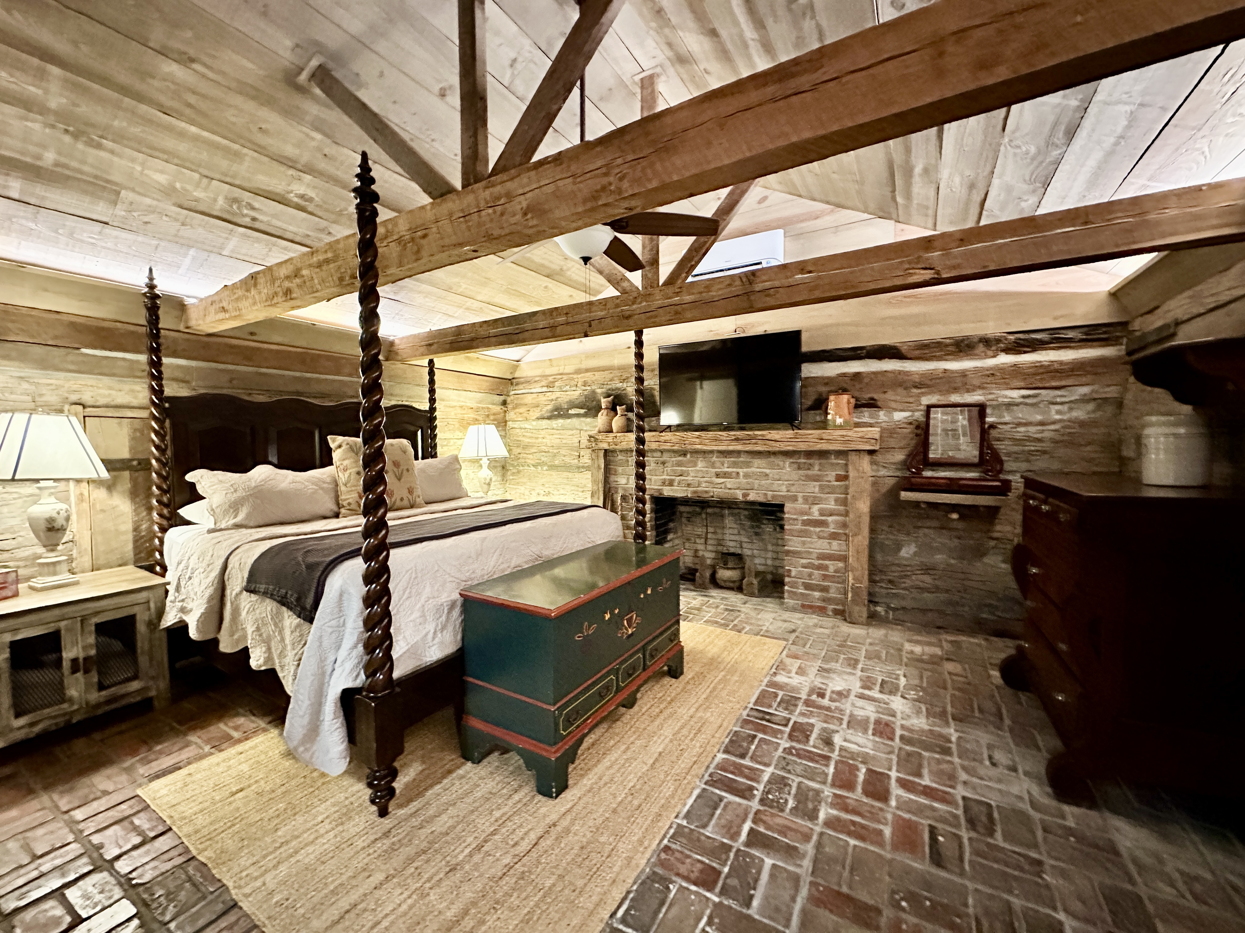 The Montgomery B&B - The Monty Cabin