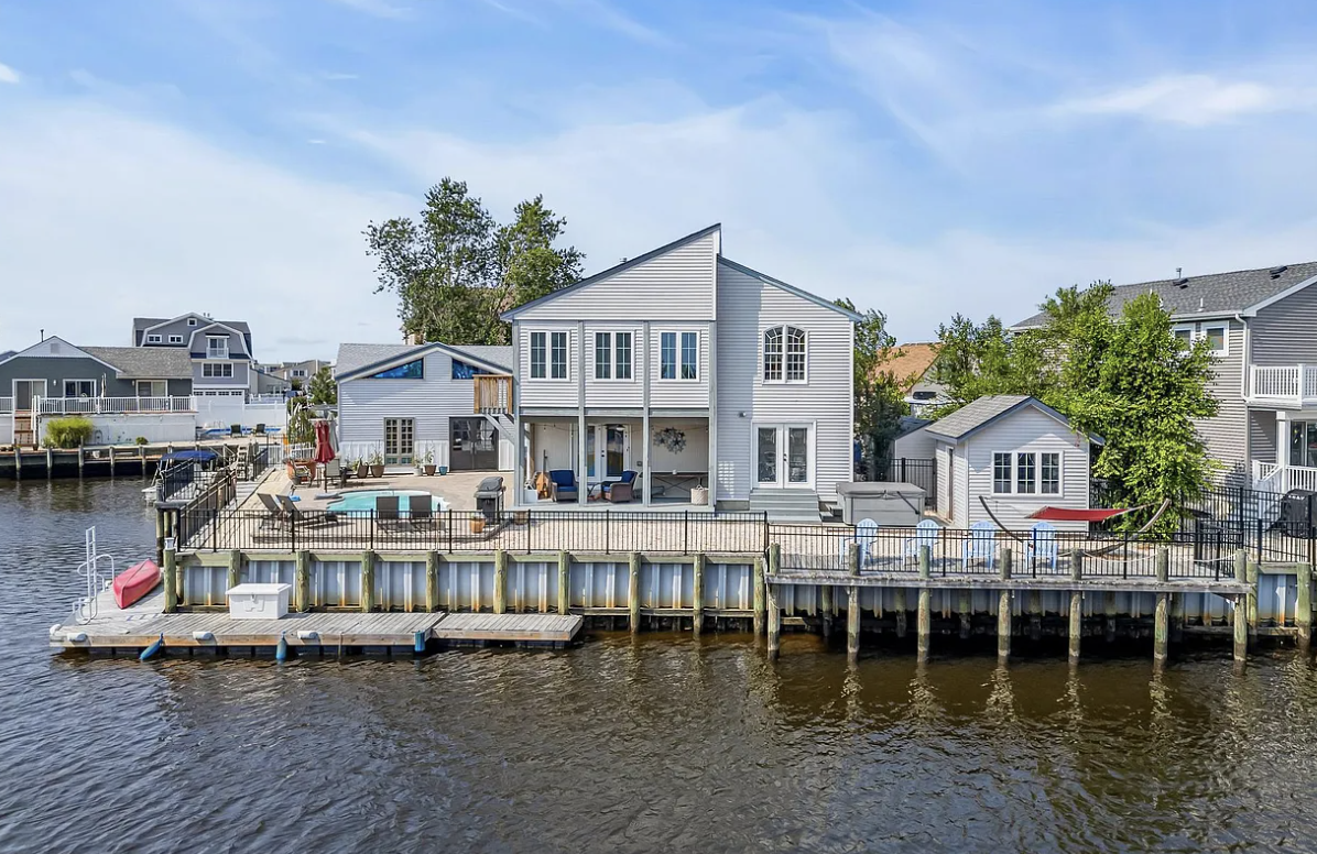 Mallard Cove- 170 FT Waterfront, Pool, & Hot Tub!