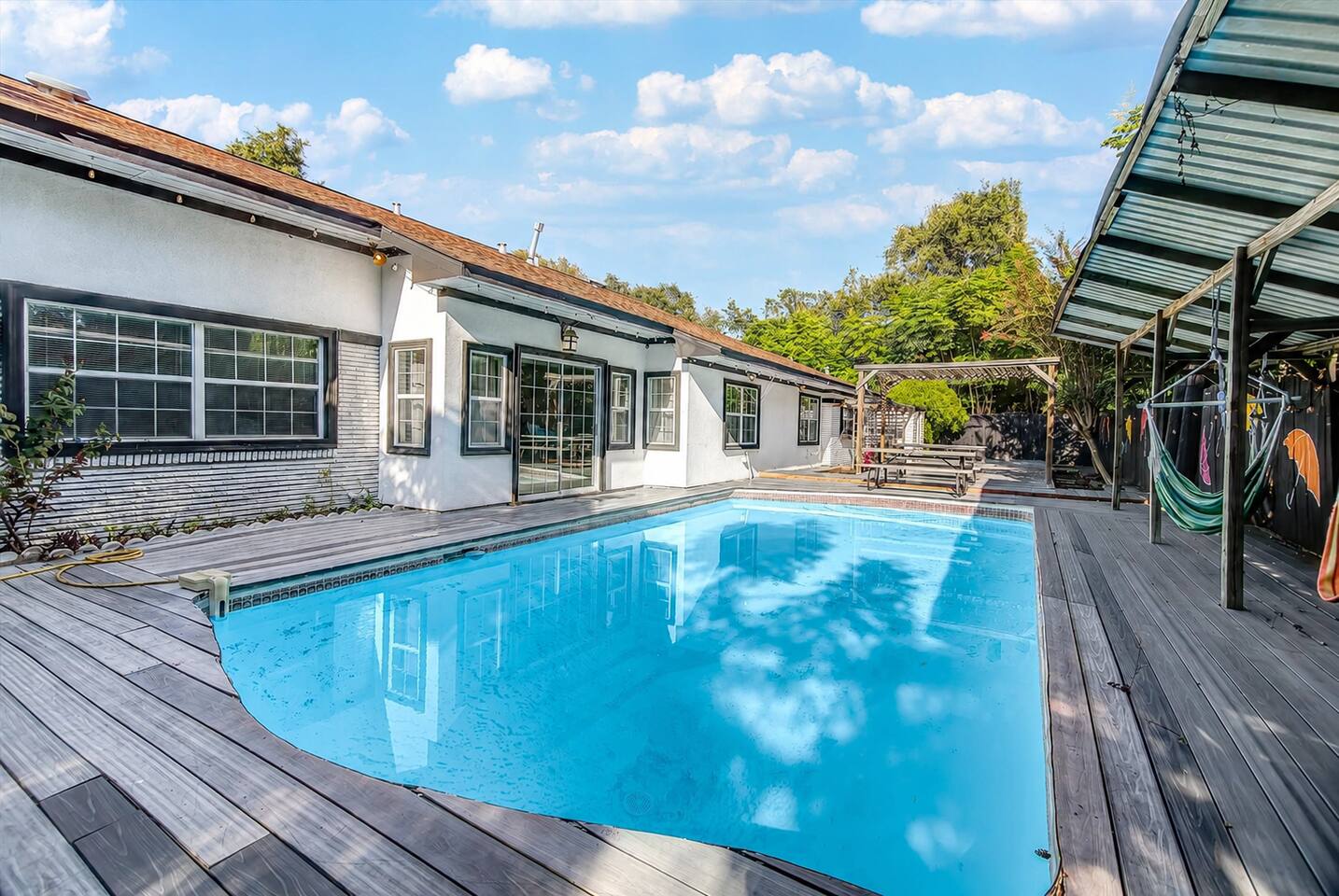 Modern Houston Pool Retreat • 5BR • Sleeps 15