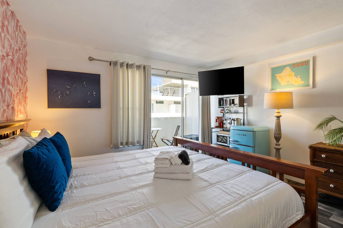 Waikiki Walkable Escape~Mins to Beach~Surf & Dine
