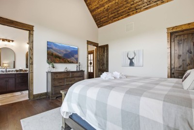 Cozy 4BR Mountain Cabin with Hot Tub & Views! photo 7