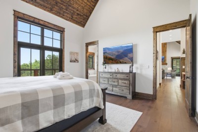 Cozy 4BR Mountain Cabin with Hot Tub & Views! photo 5