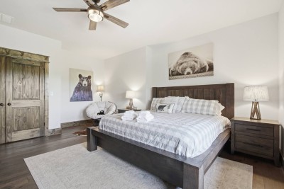 Cozy 4BR Mountain Cabin with Hot Tub & Views! photo 3