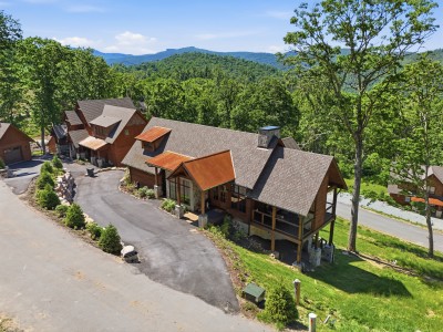 Scenic mountain cabin with wooded privacy and a spacious driveway