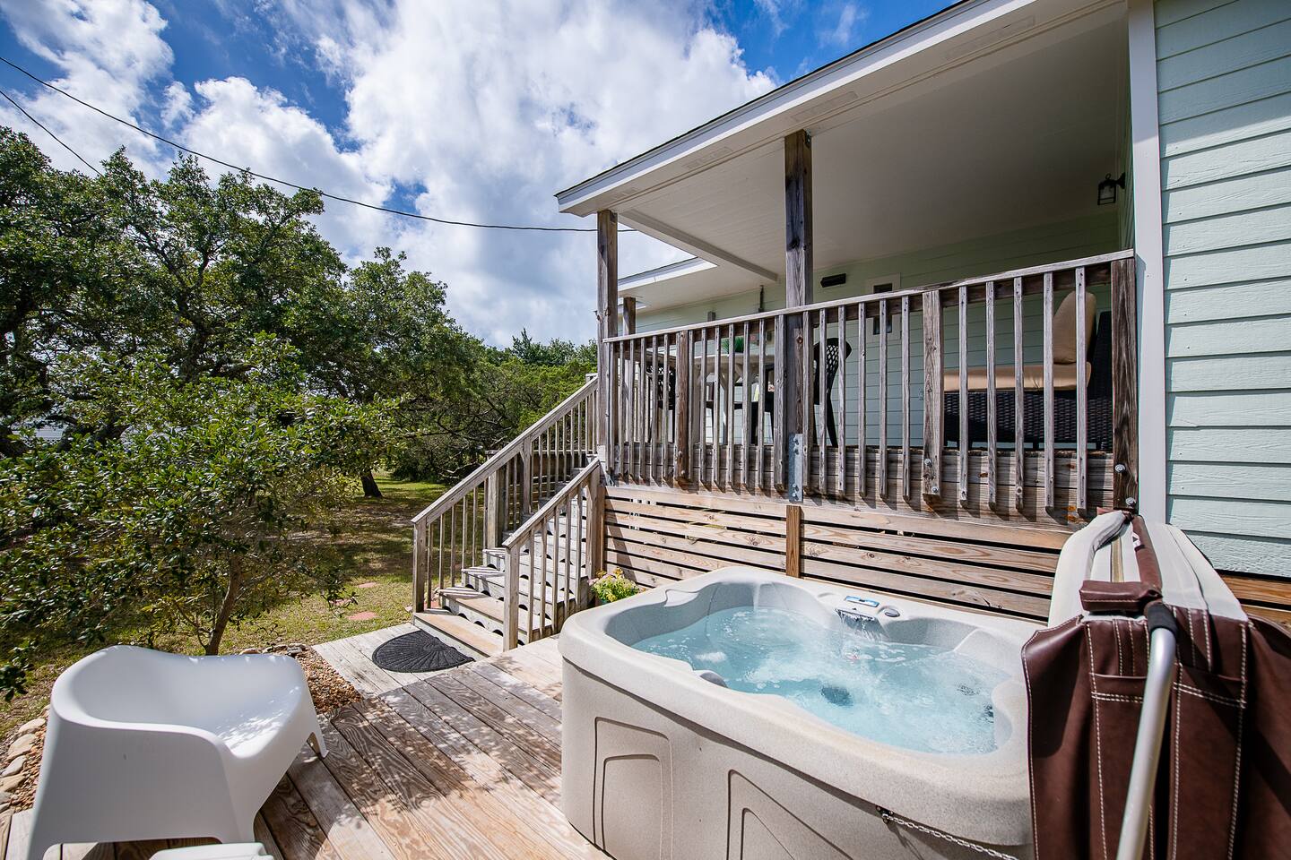 Pet Friendly Treehouse Getaway HOT TUB and yard