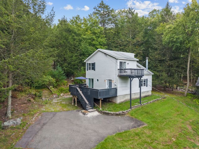 Private woodland retreat with wraparound deck and scenic balcony