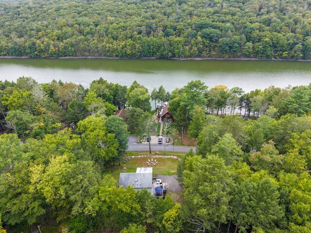 Peaceful wooded retreat with river views and a private natural setting