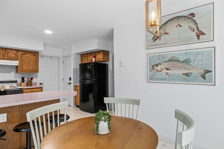 Bright coastal dining nook with breakfast bar and full kitchen access