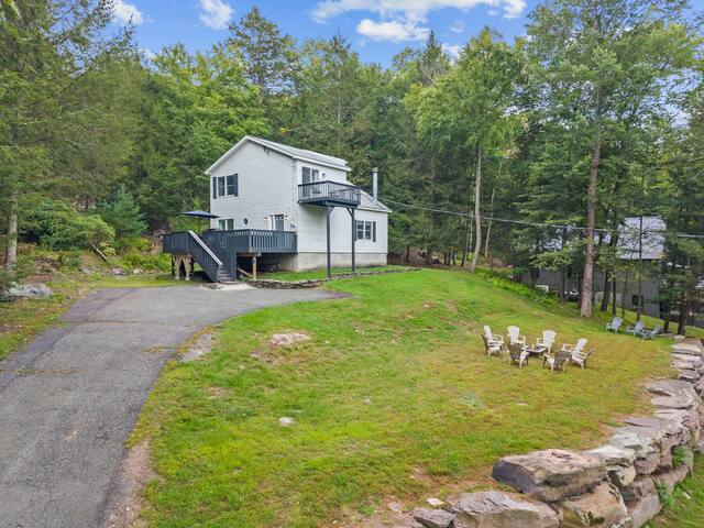 Private wooded retreat with deck, balcony, and spacious yard seating