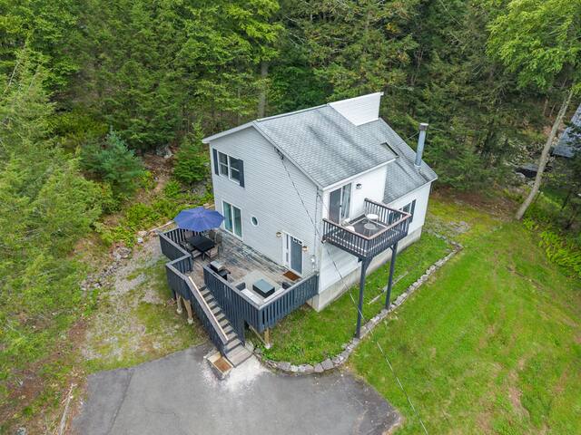 Private wooded retreat with spacious deck, balcony, and outdoor seating