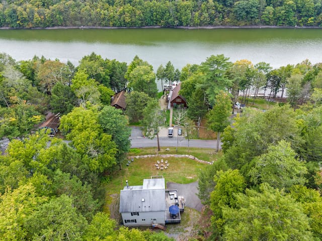 Private wooded retreat near the water with fire pit and peaceful views