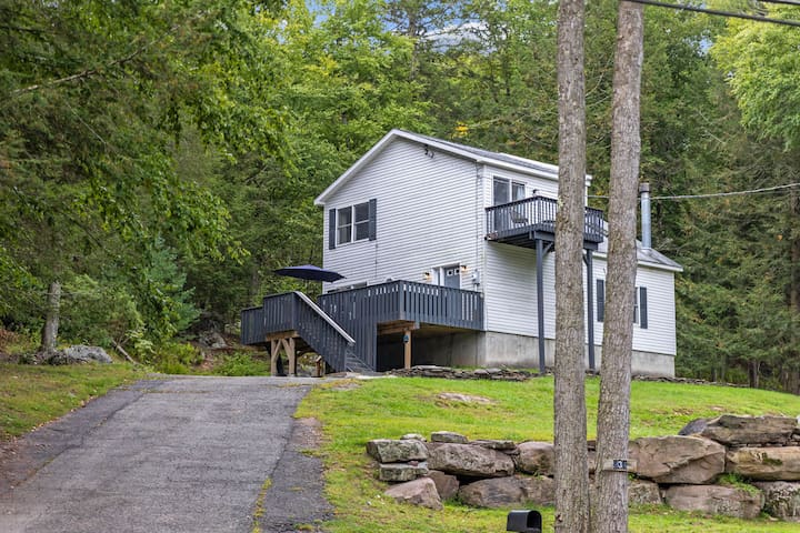 Private wooded retreat with spacious deck, balcony, and peaceful surroundings
