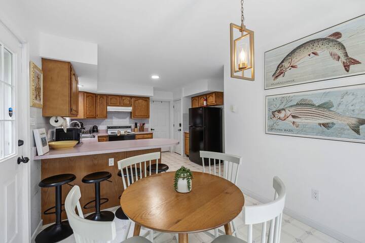 Bright coastal kitchen with breakfast bar and dining for four