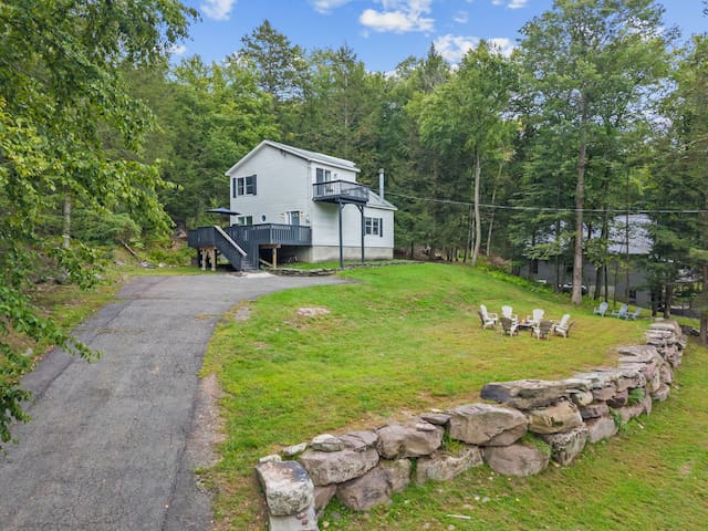 Private wooded retreat with spacious lawn, deck, and outdoor seating