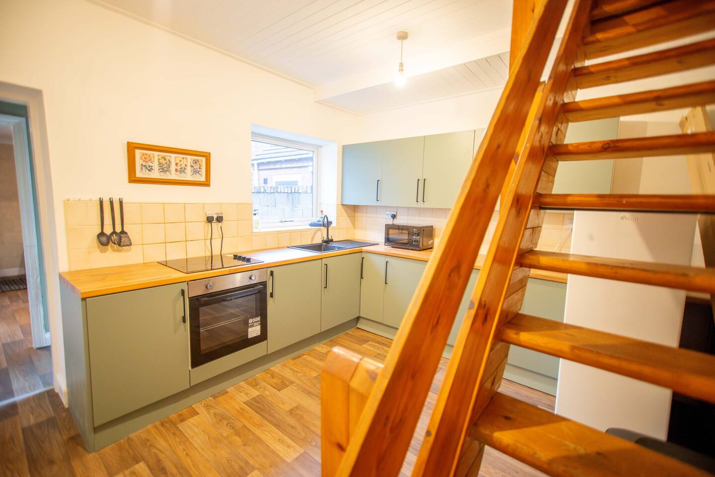 Quiet 2BR City House – Parking & WiFi
