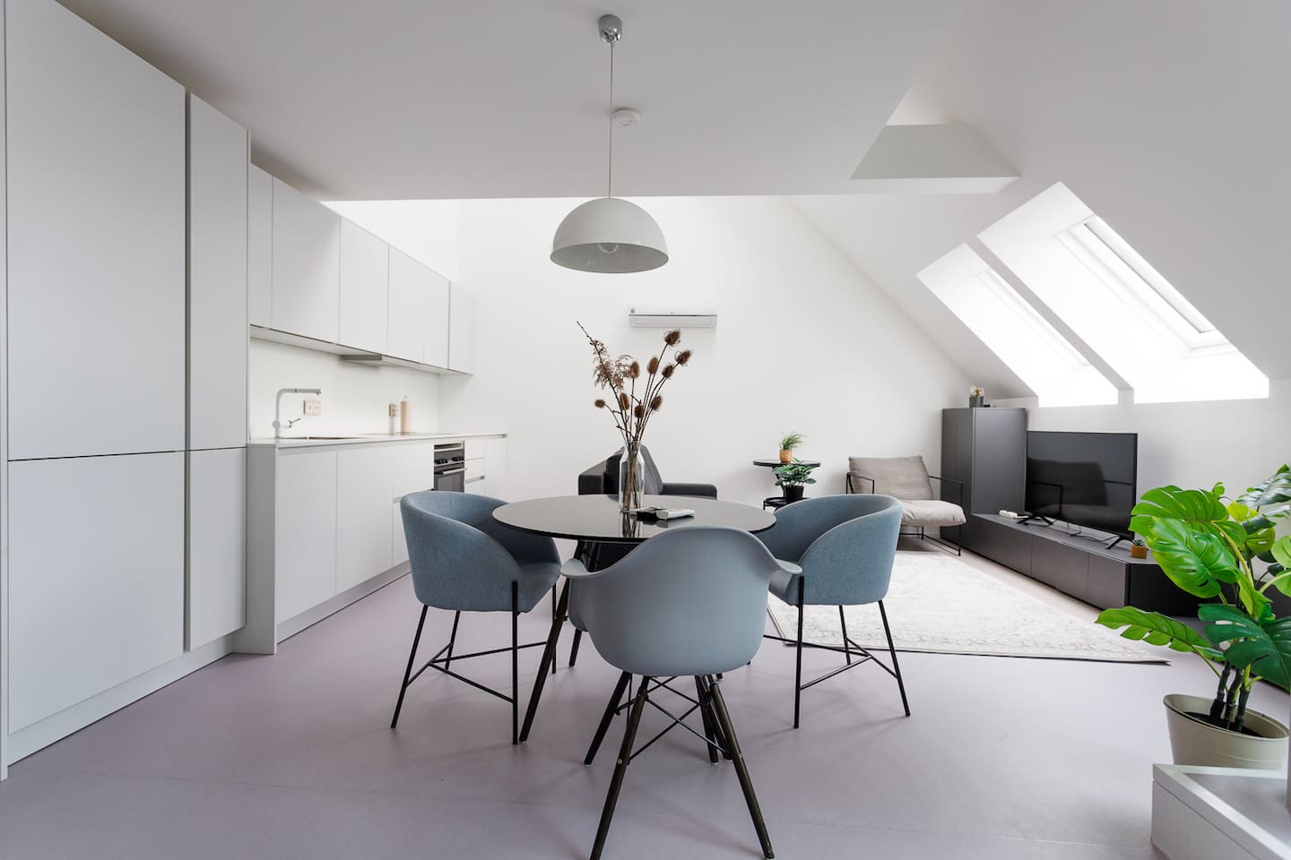 Julius 23: Aircon Stay - 5 Mins to City Center