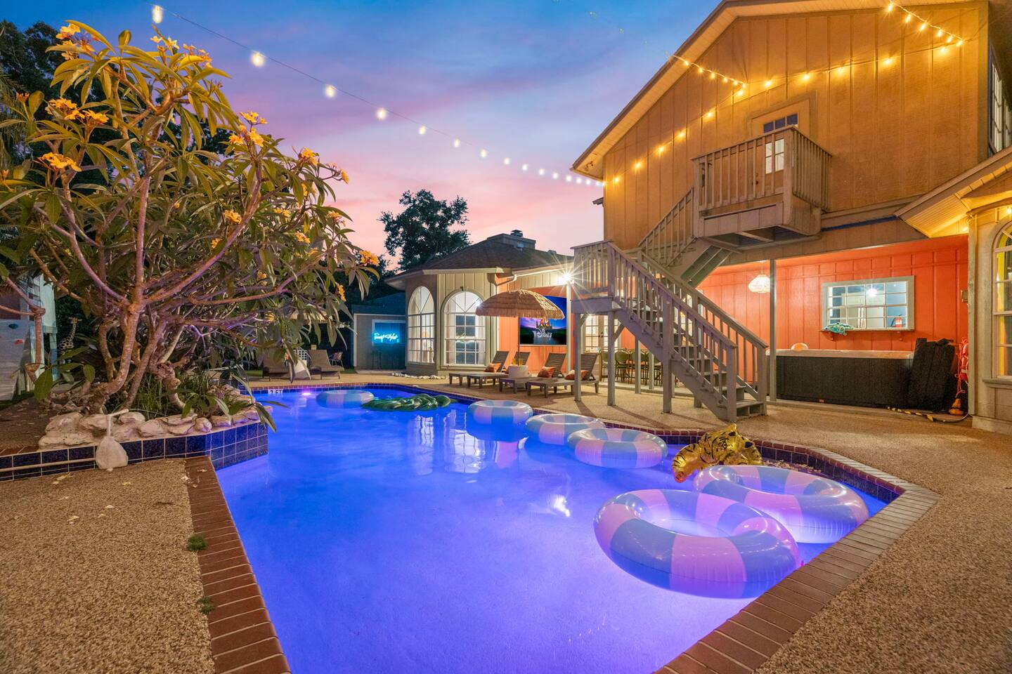 Hot Tub, Pool Home w/ Mini Golf & Games! Sleeps 20