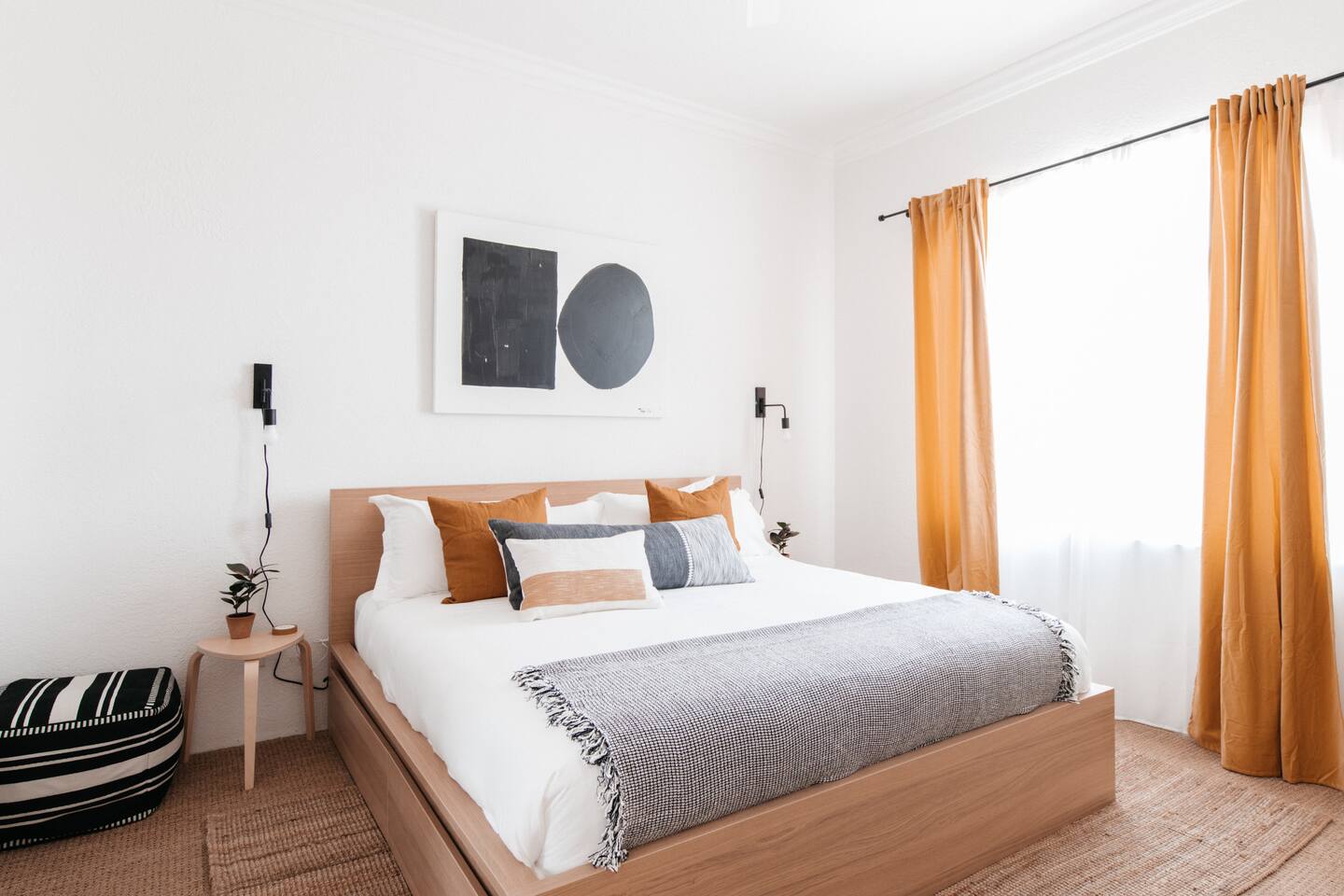 Designer Condo| 2 beds |Sleeps 4 | Dogs welcome!