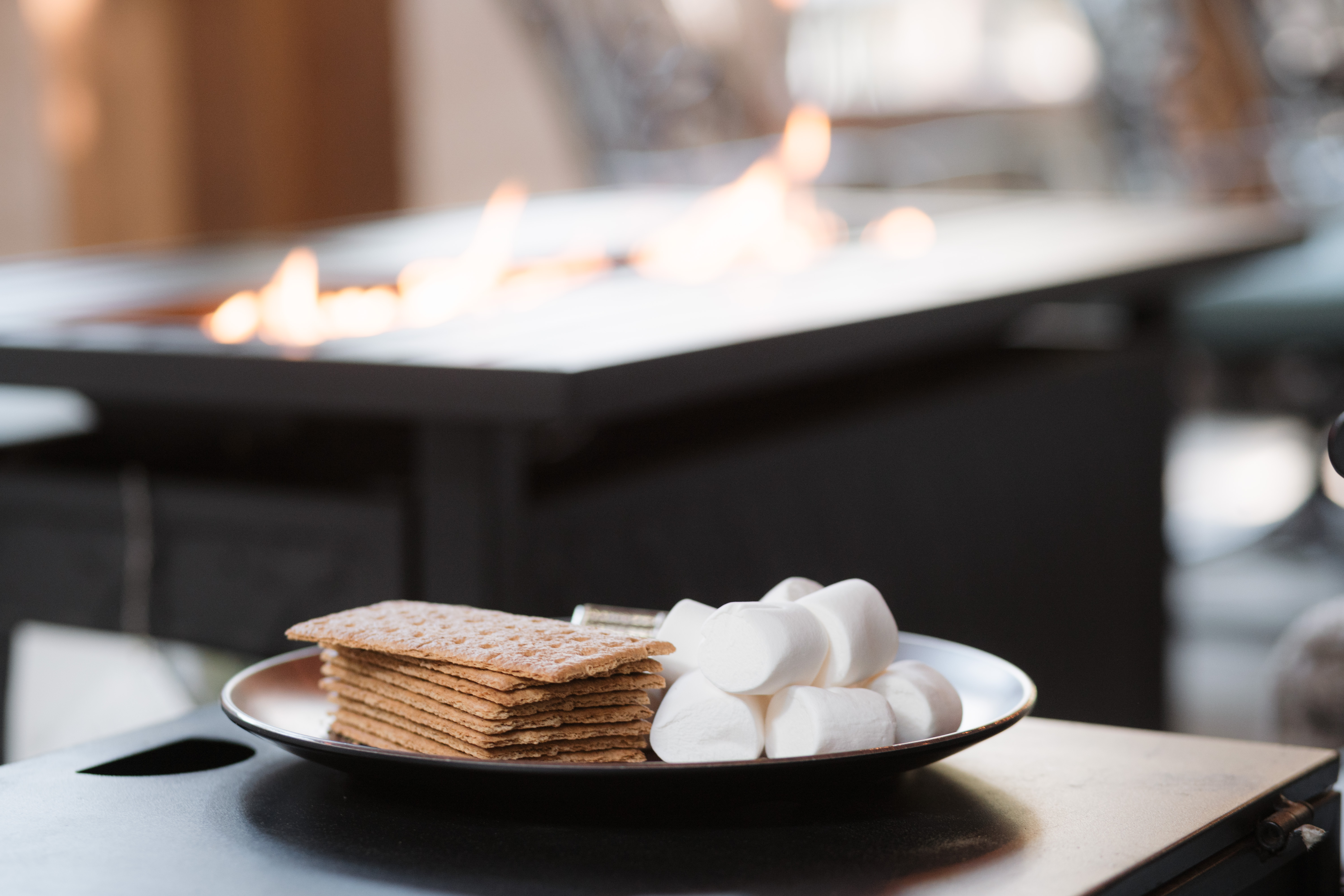 Cozy fire pit s’mores setup for relaxing outdoor evenings