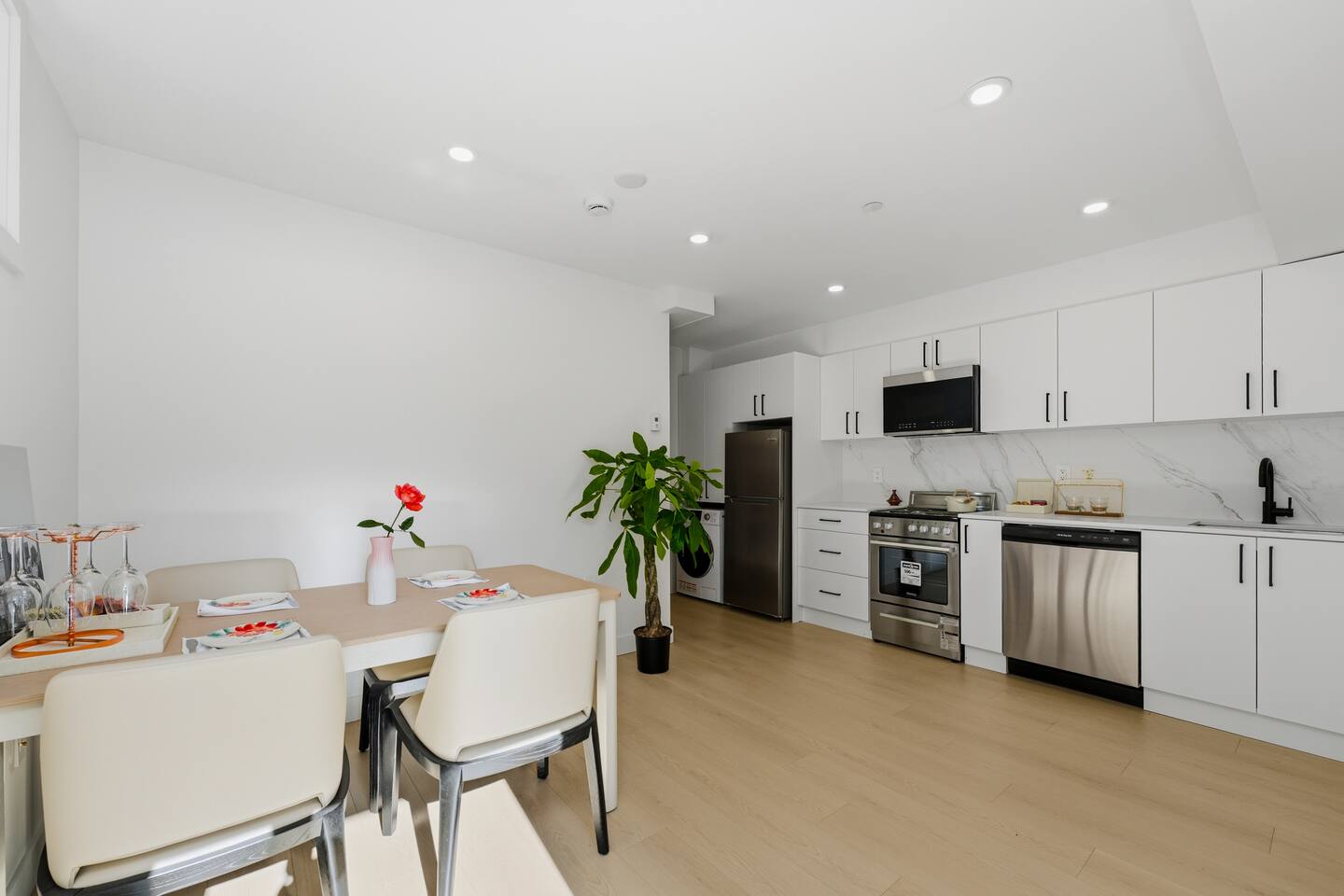 Marpole Modern Stay 2 BR Near YVR