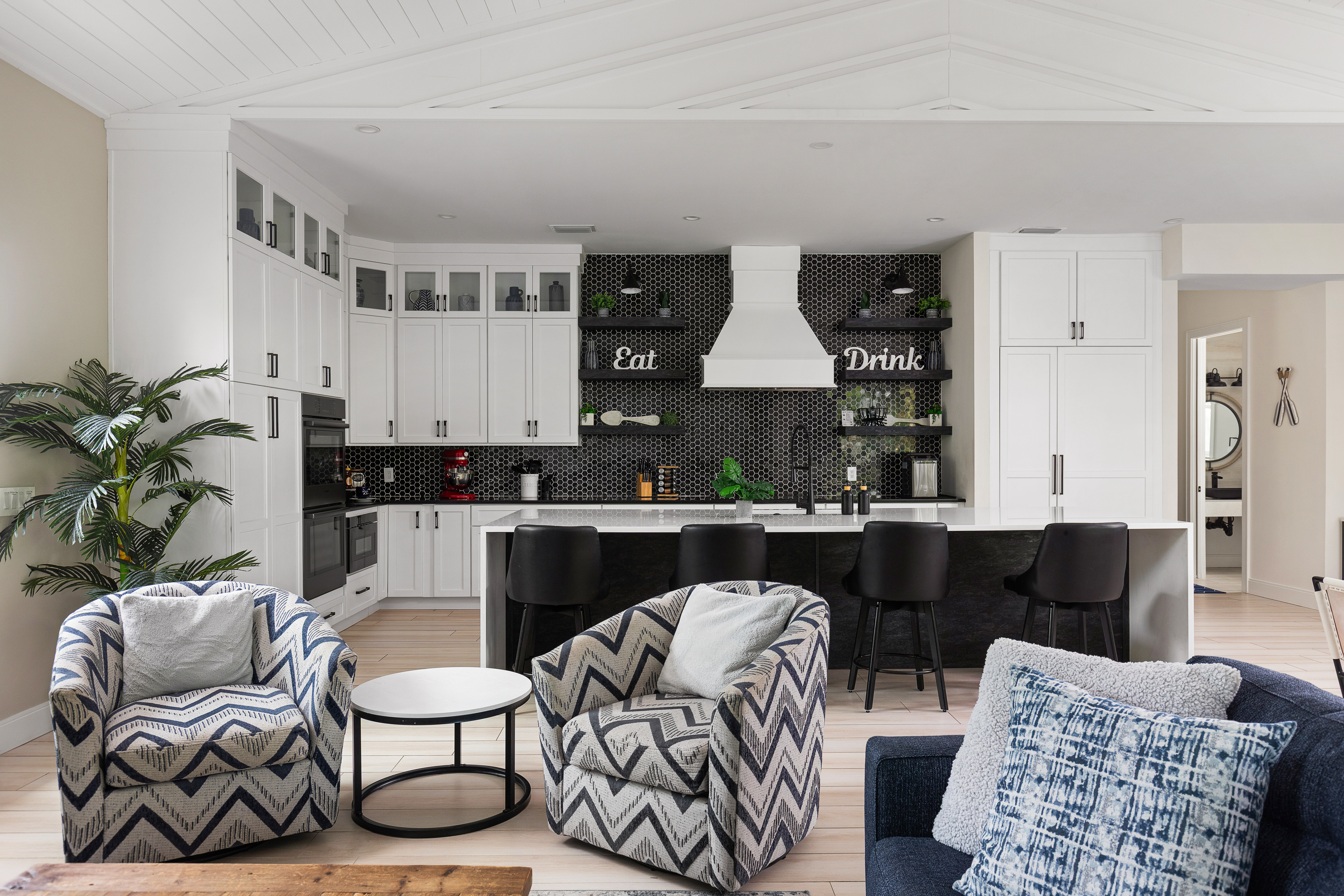 Kitchen island with seating for four and Bosch appliances