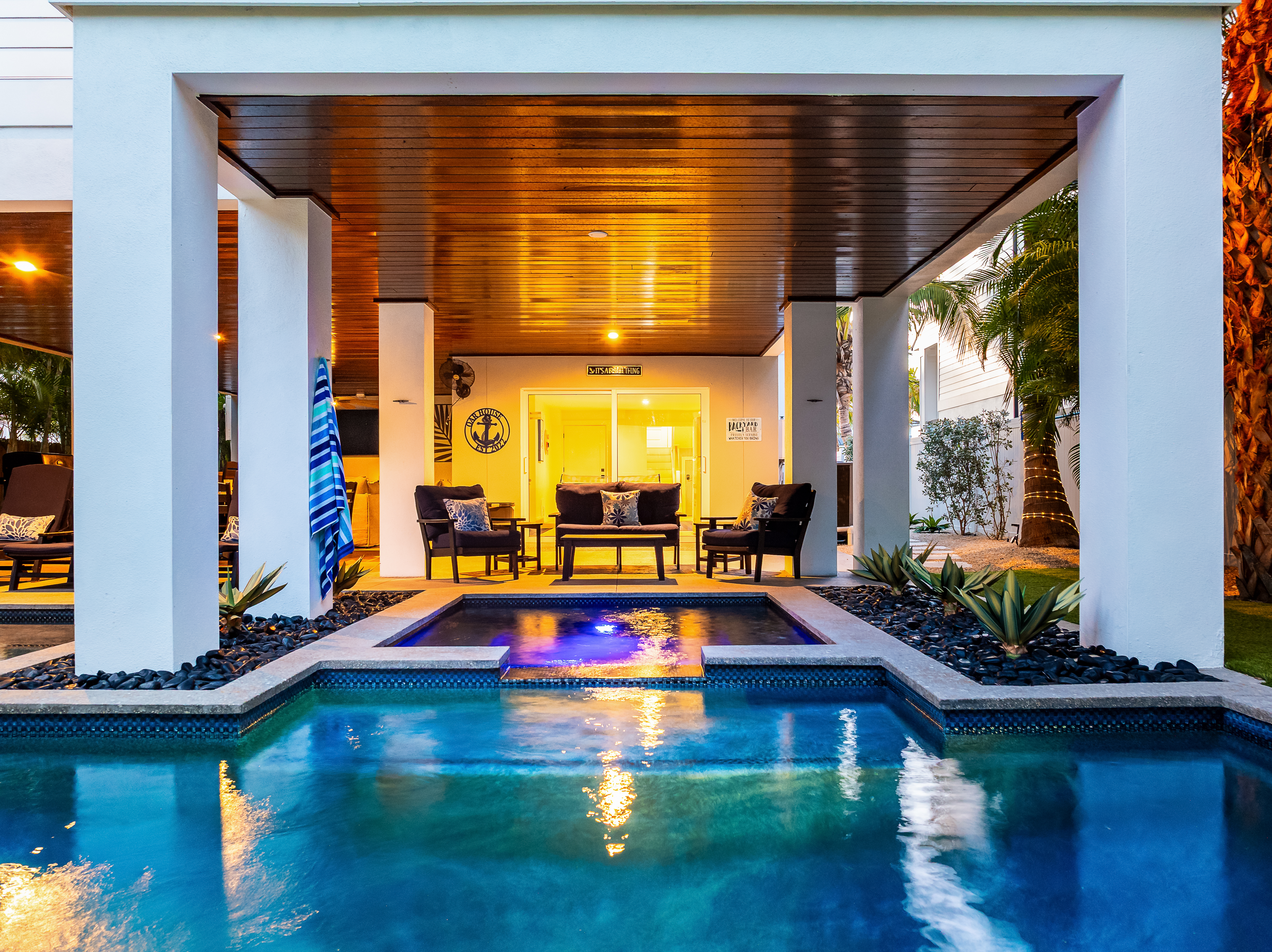 Resort-style pool with integrated spa, heated to 82 degrees year-round