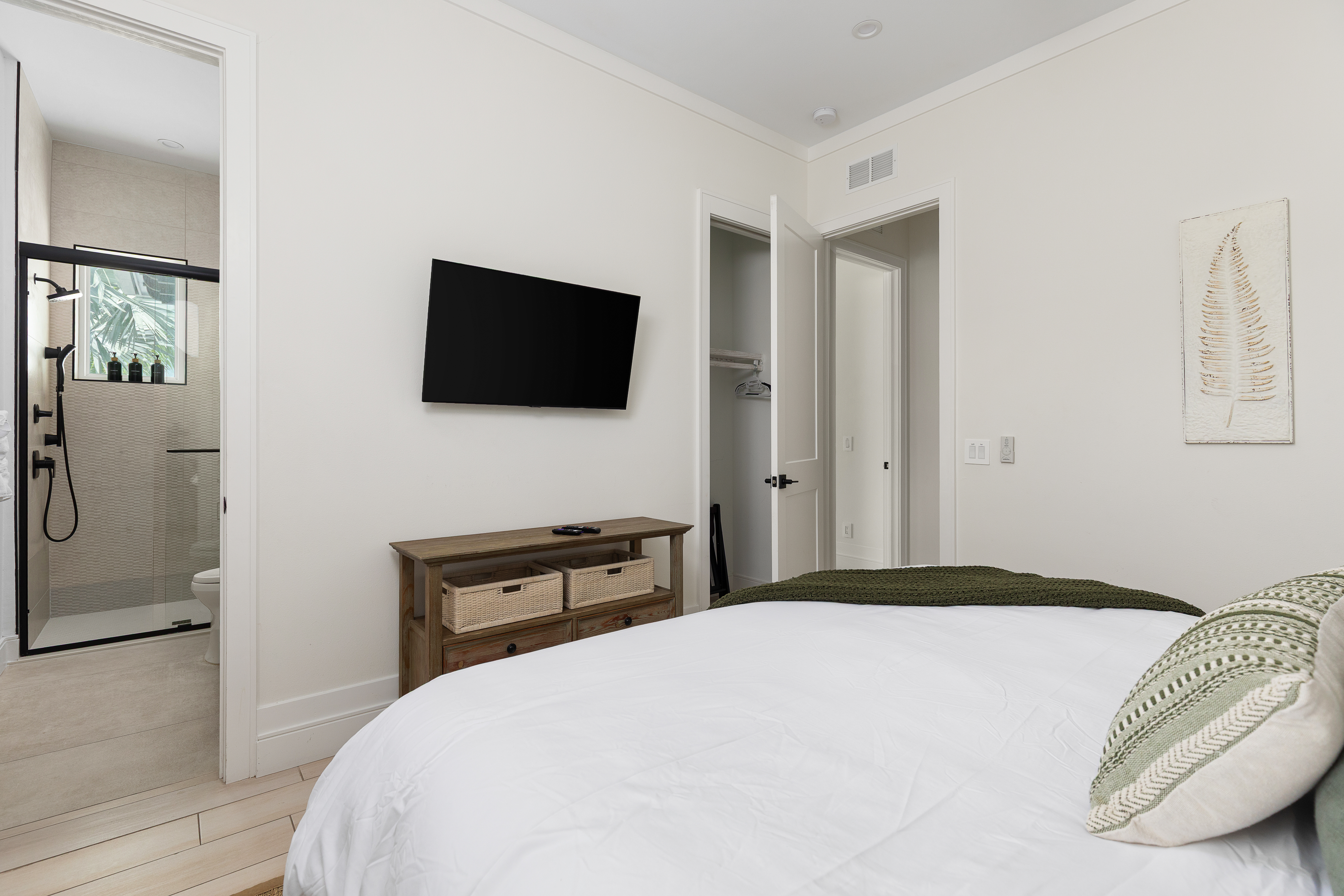 Guest suite with en-suite bath, smart TV and coastal design