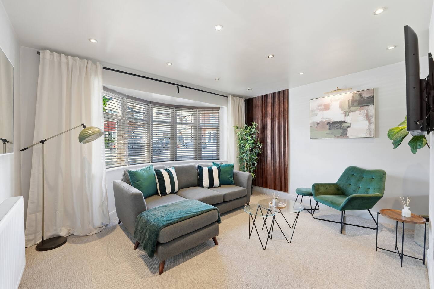Modern 2BR | work stays | Close to City | Parking