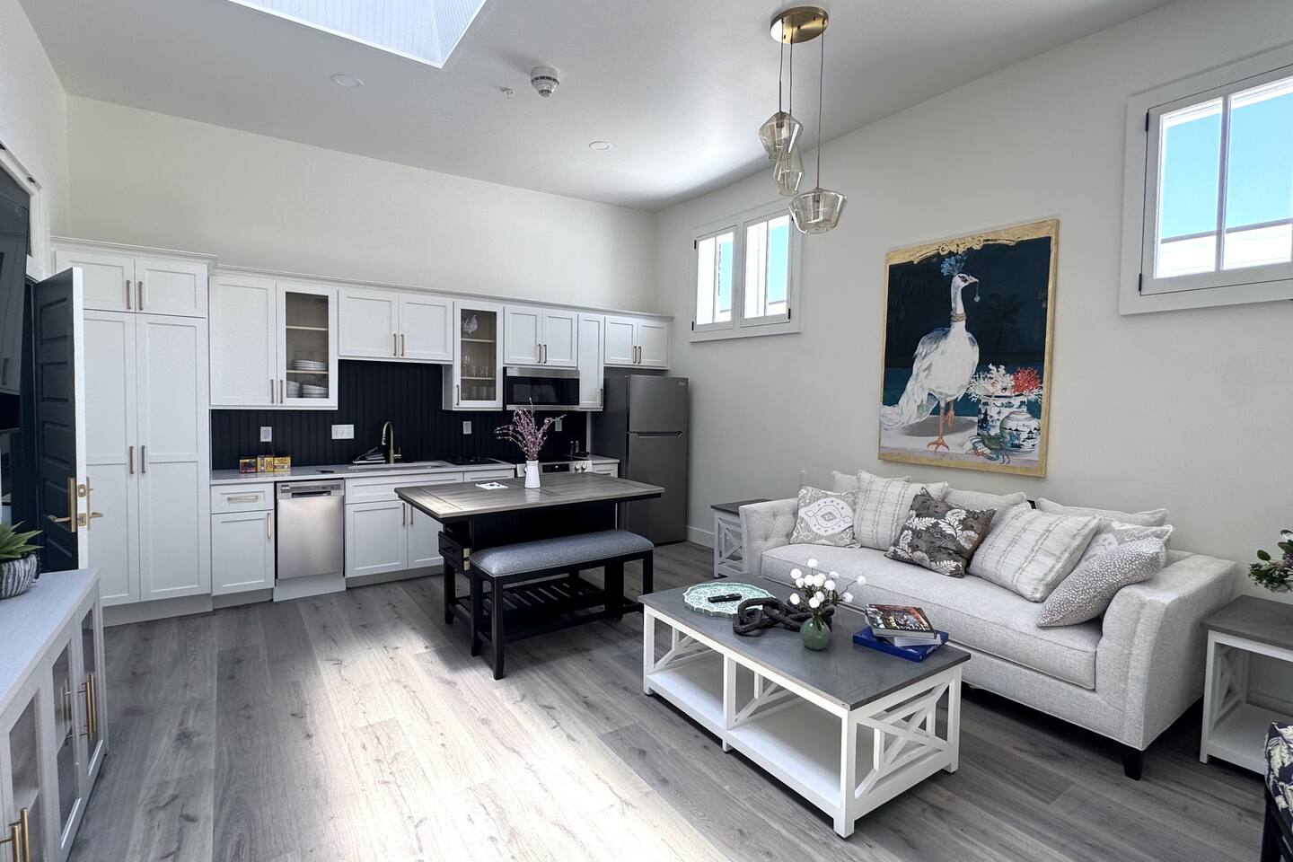 1BR with clawfoot tub and train depot views