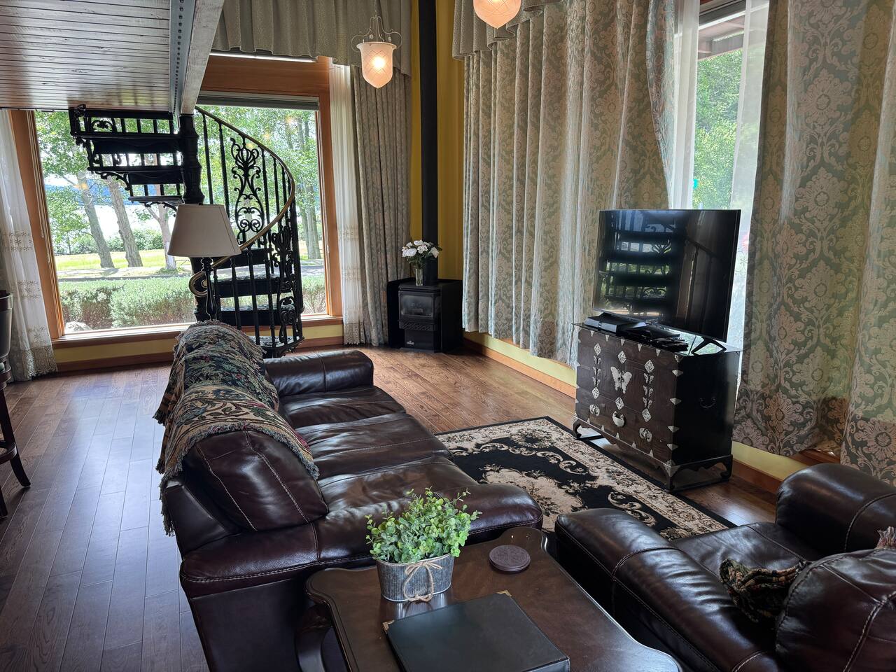 Romantic private Condo - Beach & Town Steps Away