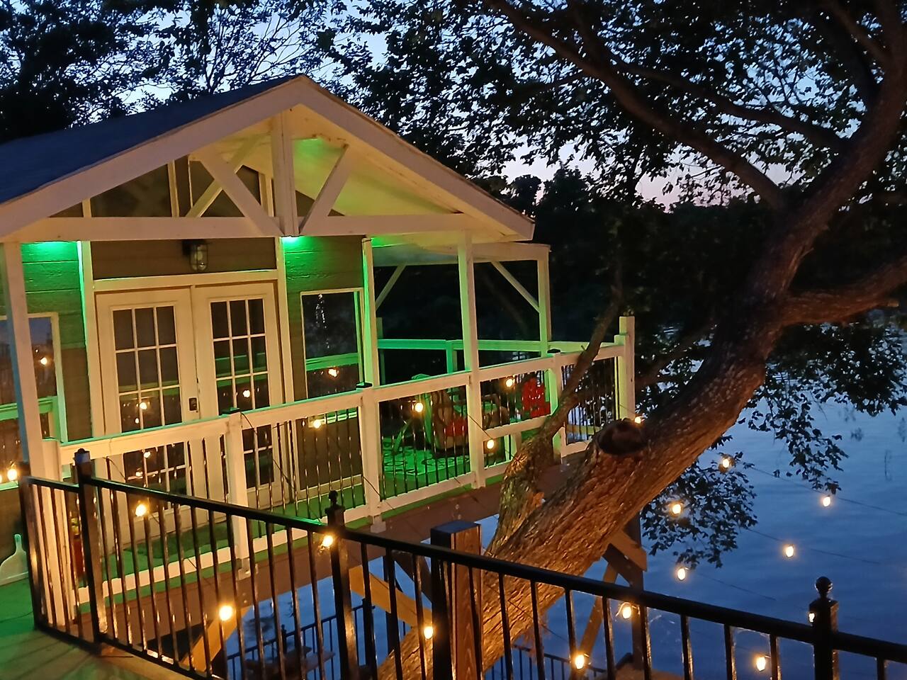 Lakefront, Pool, Hottub, Gameroom, Treehouse