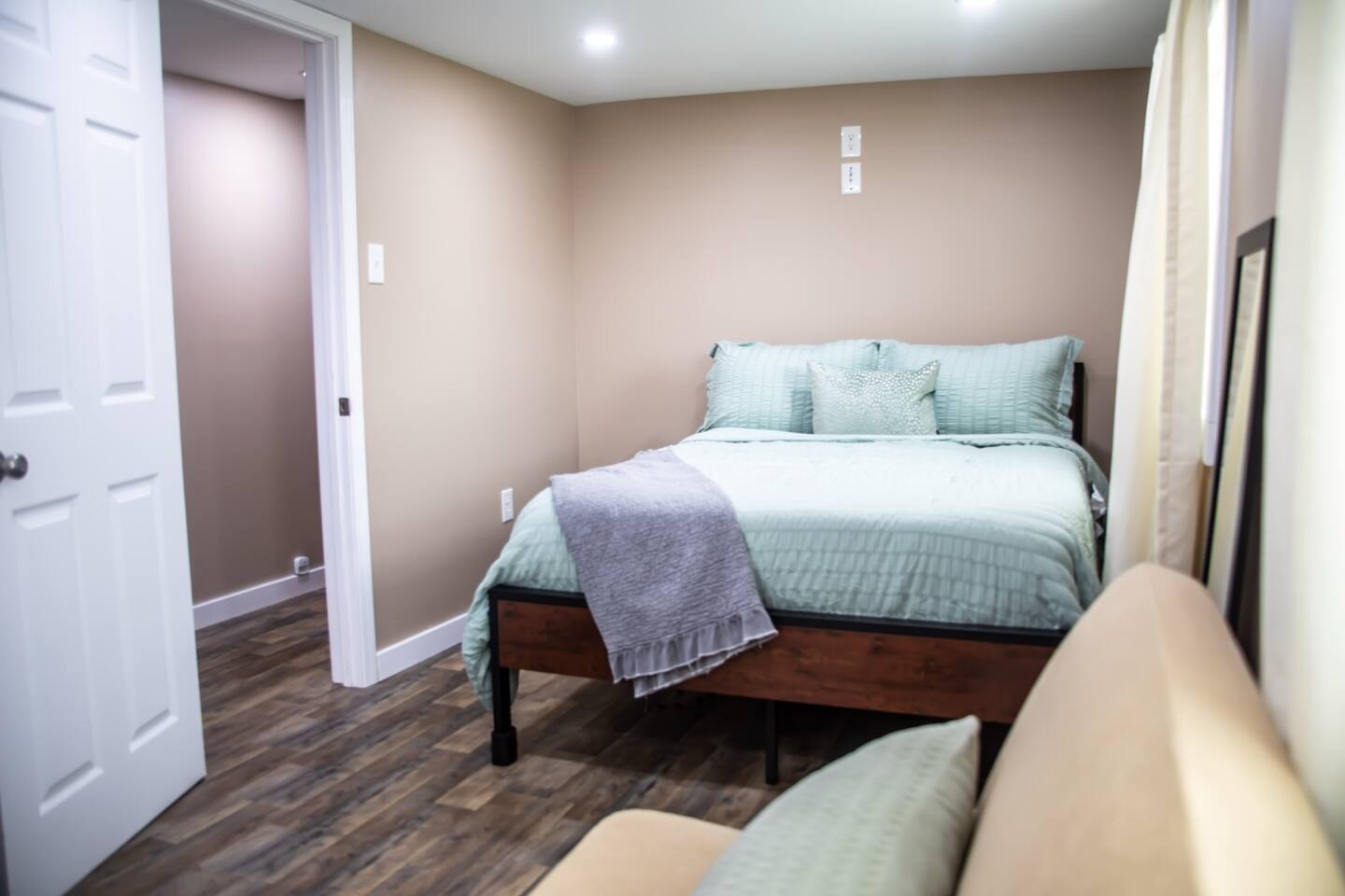 Gracie’s Hideaway: Spacious Room with Couch